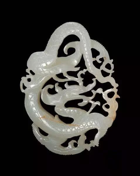 西汉透雕龙凤纹重环玉佩现藏于广州南越王博物馆 唐代龙形玉佩现藏于