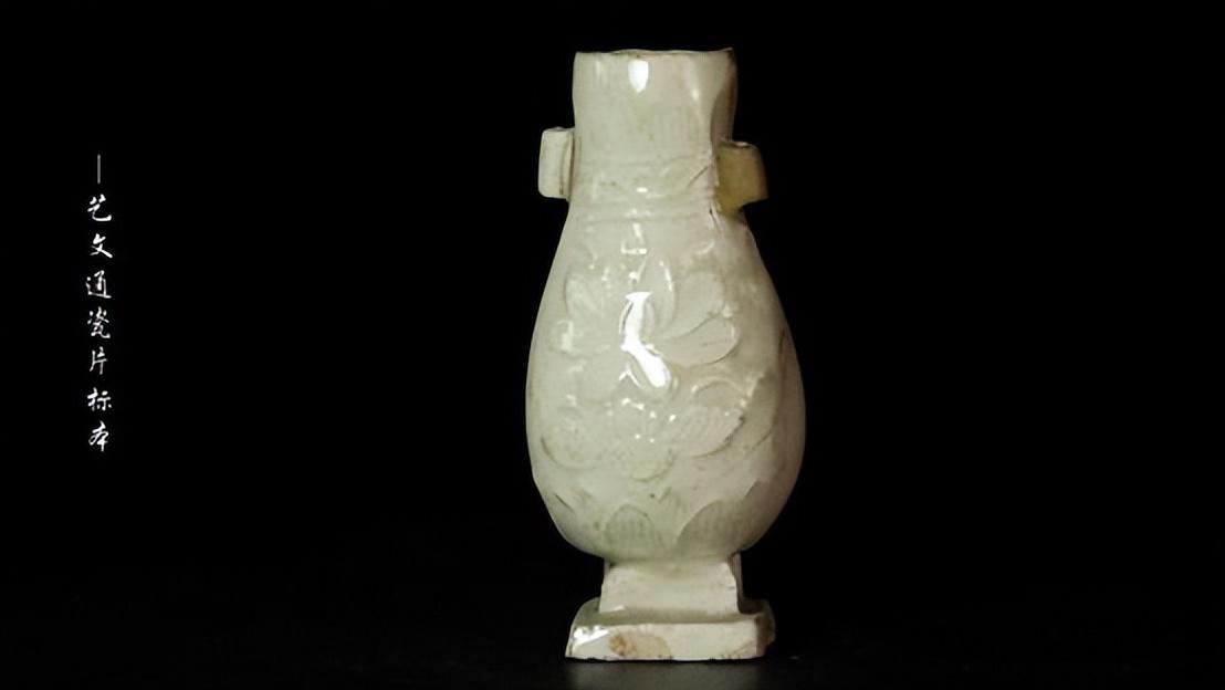 宋代の湖田窯は片を開けて雕刻の平瓶を握って古い陶磁器の置物を作り