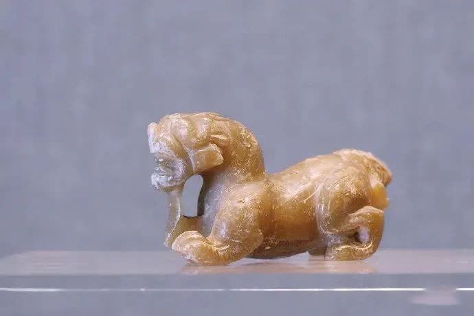 明天开拍的汉代白玉辟邪 ,起拍价就1000多万 ,代表的是古玉中的超级王